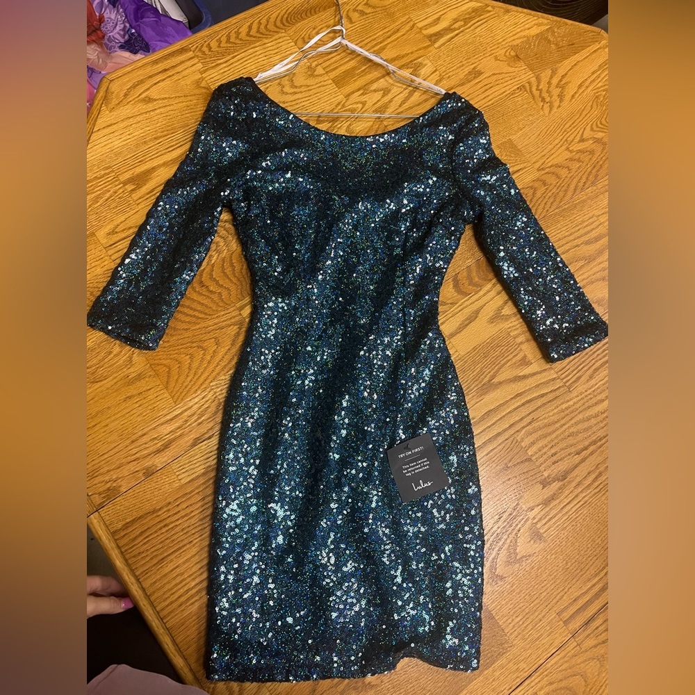 NEVER WORN STILL HAS TAGS SIZE XS LULUS. sequin dark greenish color